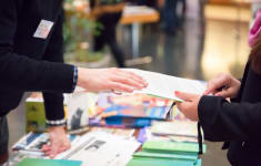 exhibitor meeting with customer